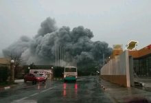 صورة لمستودعات باناسونيك وهي تحترق