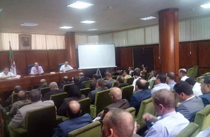 قضية الأرضيات المعشوشبة تجمع مدراء الشباب والرياضة بالوزارة