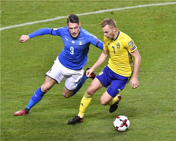 السويد تضع قدما في مونديال روسيا 2018