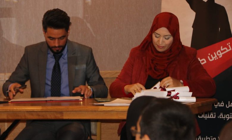 لحظة توقيع إتفاقية الشراكة بين مدير مركز وطنية ميديا ونائب مدير الجامعة: السيدة نوال مامي