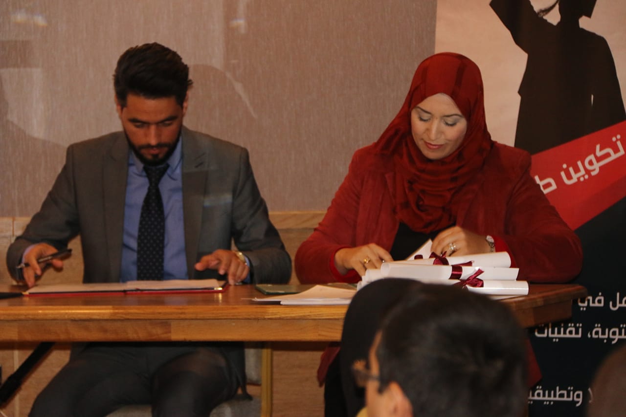 لحظة توقيع إتفاقية الشراكة بين مدير مركز وطنية ميديا ونائب مدير الجامعة: السيدة نوال مامي