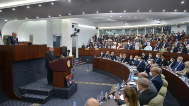 الوزير الأول يؤكد عزم الدولة على استرجاع الأموال المنهوبة