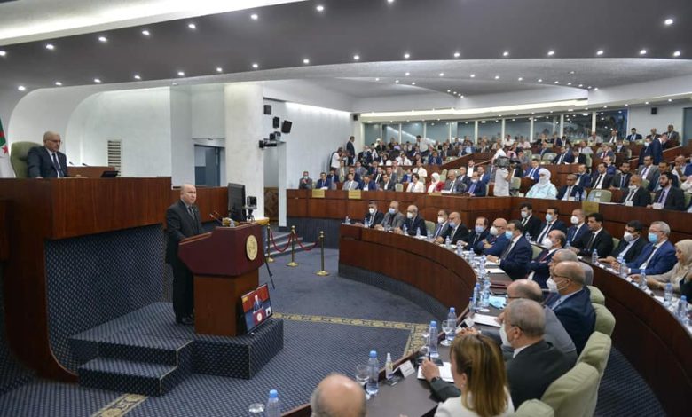 الوزير الأول يؤكد عزم الدولة على استرجاع الأموال المنهوبة