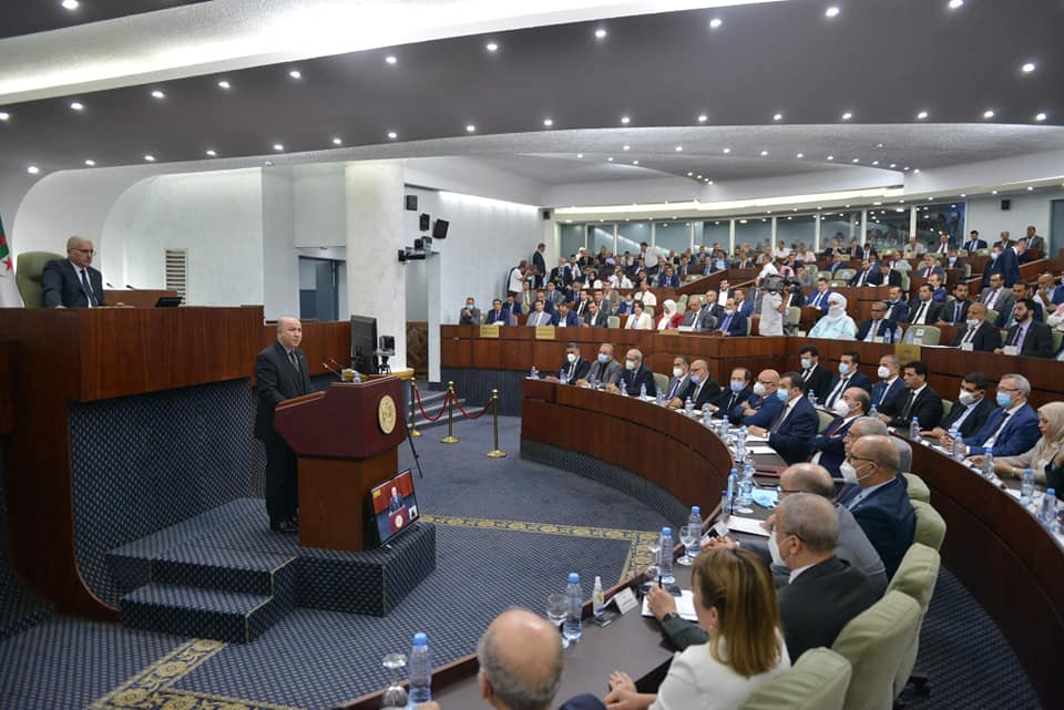 الوزير الأول يؤكد عزم الدولة على استرجاع الأموال المنهوبة