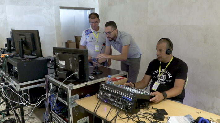 إمكانيات بأحدث التقنيات السمعية البصرية 