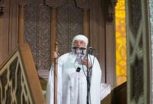 إمام مسجد خلال خطبة الجمعة